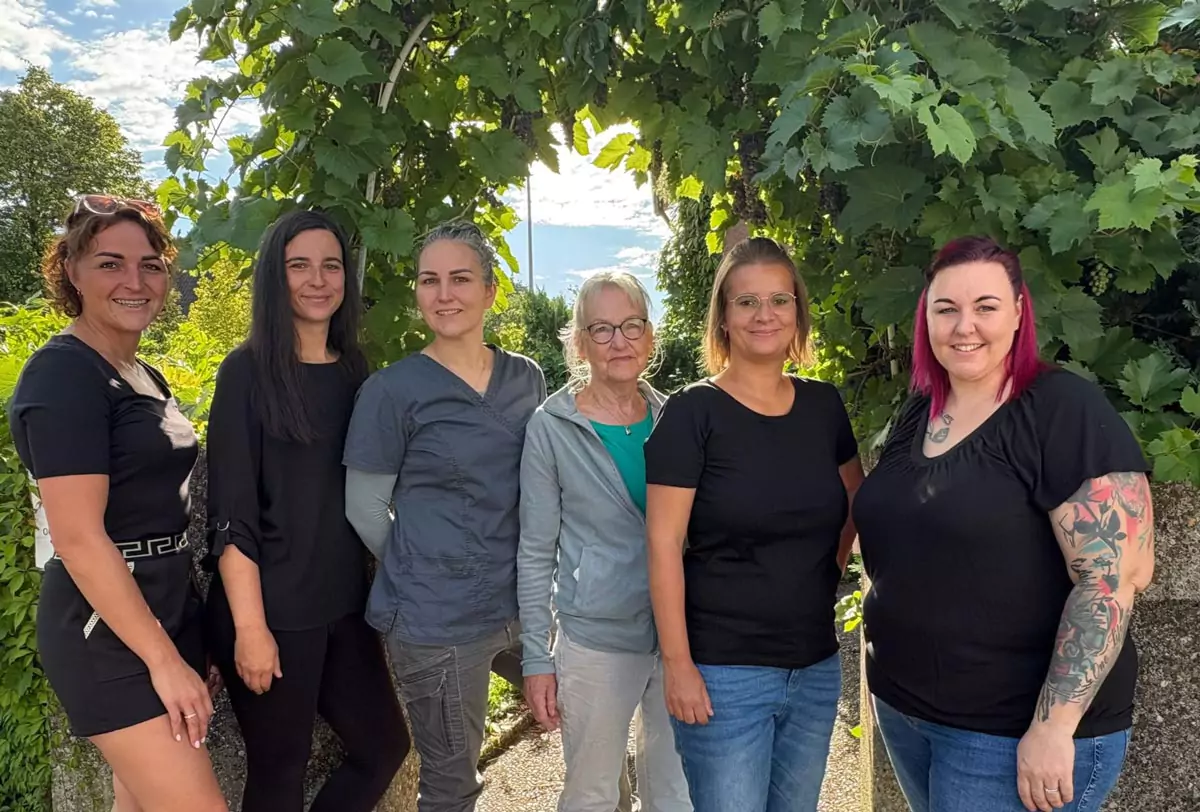 Team der Tierarztpraxis, v.l.n.r.: Lisa Heim, Lisa Marie Pfeffer, Mirjam Mainka, Doris Lichtenthal, Nathalie Helfrich, Sabrina Knieriemen